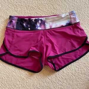 LULU SHORTS size 4 perfect condition